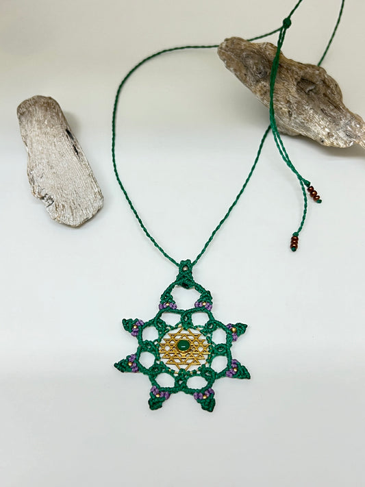 Collier Mandala Précieux Micro macramé Fabriqué à la main à Montréal Sandra Dols Rodriguez Mandala