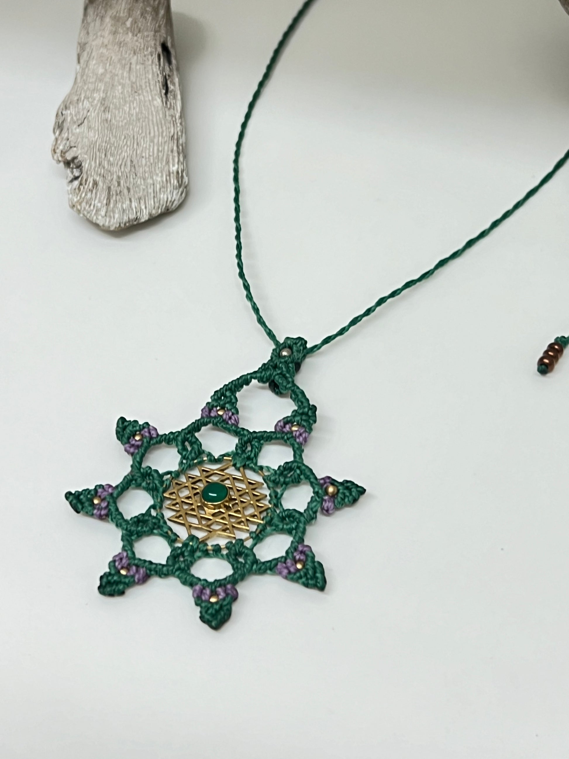 Collier Mandala Précieux Micro macramé Fabriqué à la main à Montréal Sandra Dols Rodriguez Mandala