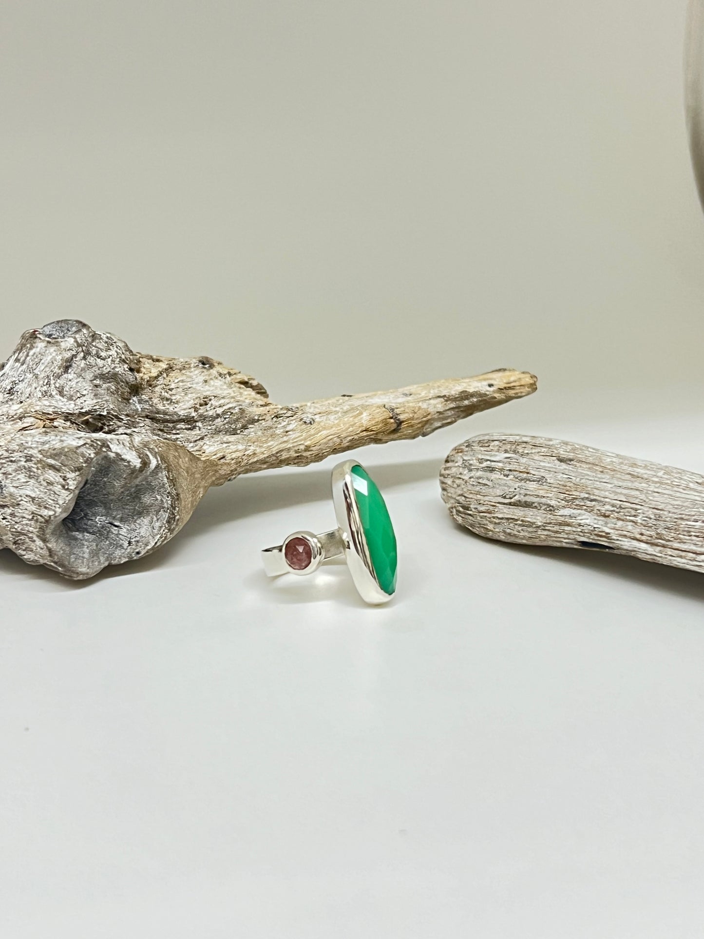 Colorée - Bague ouverte avec chrysoprase verte et quartz&nbsp; Véronique Roy