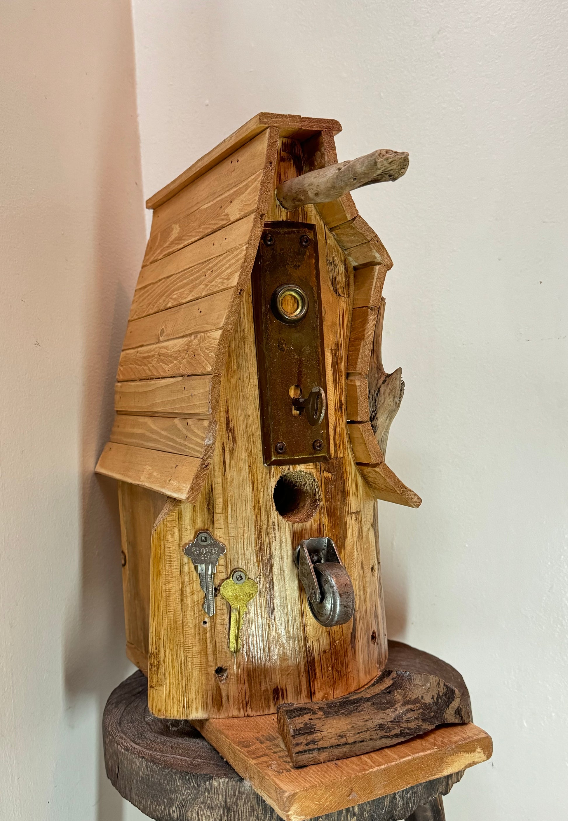 Cabane d'oiseaux fait de bois recyclé Fait main à Cap Santé Bertrand Massé Artiste