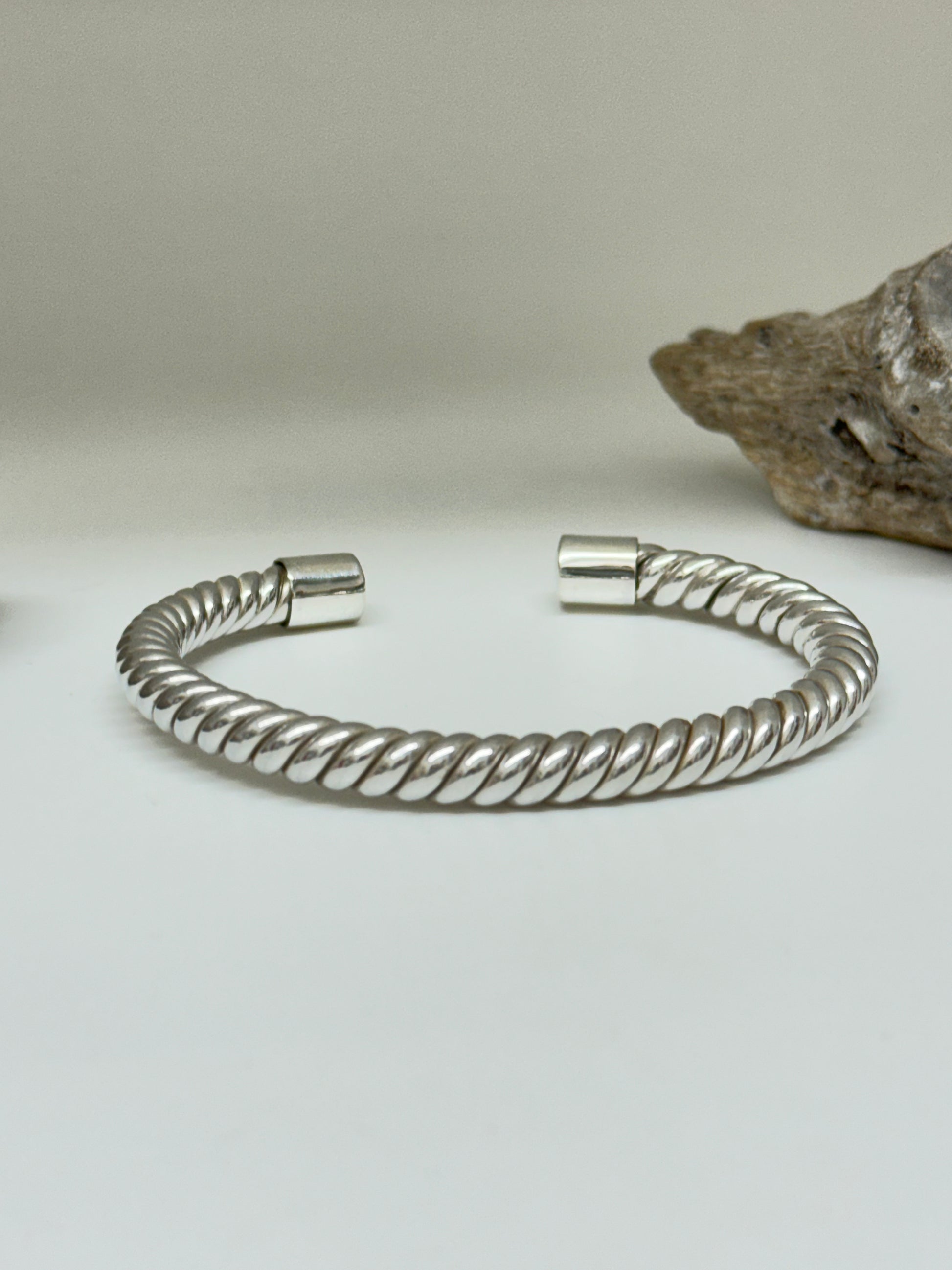 Bracelet rigide twist en Argent 925 Fait par des Artisans de l’Indonésie Bracelet rigide twist