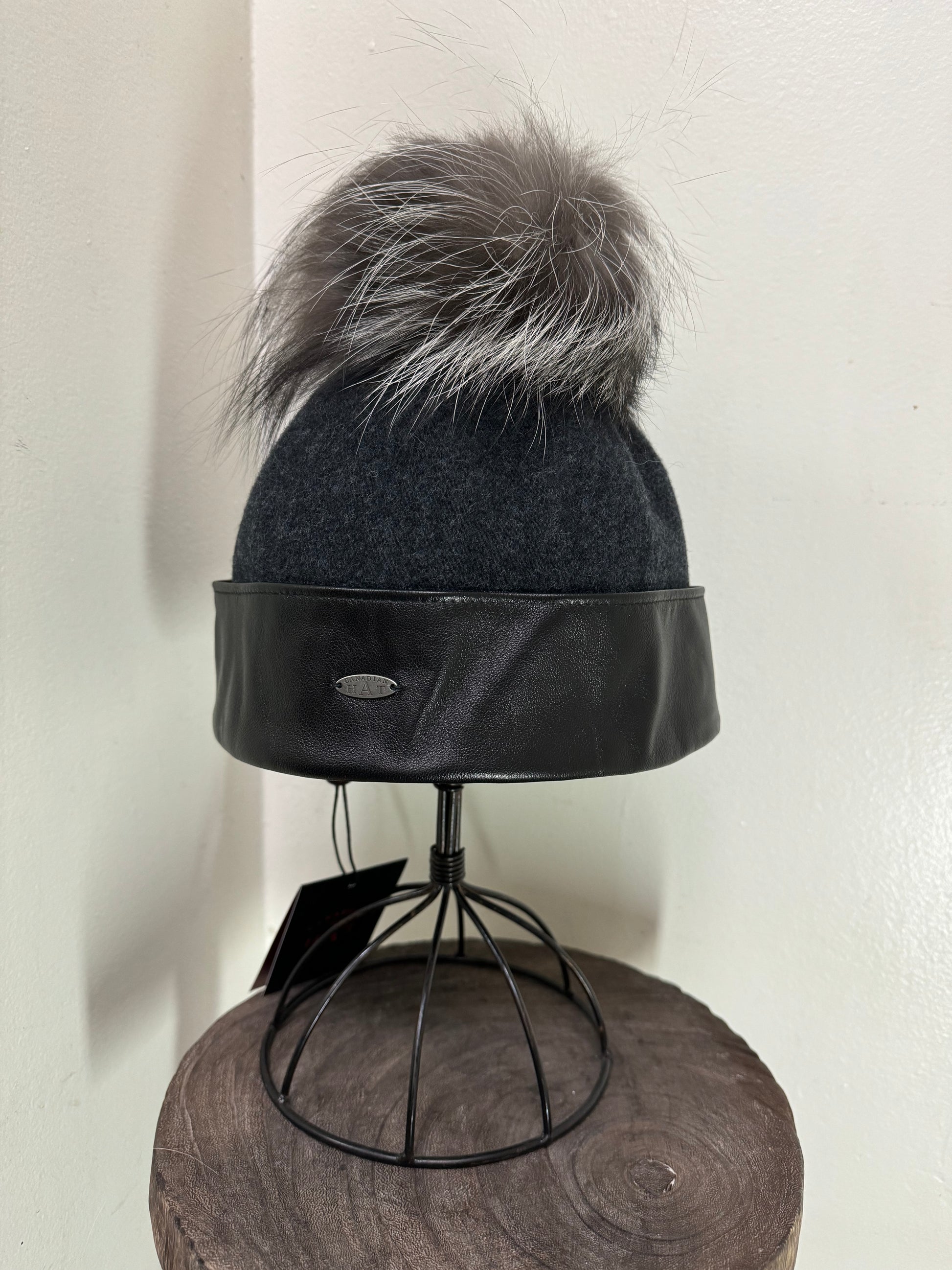 Orlana- BONNET ORMOS-CUIR CANADIAN HAT BONNET AVEC POMPON EN FOURRURE RECYCLÉE