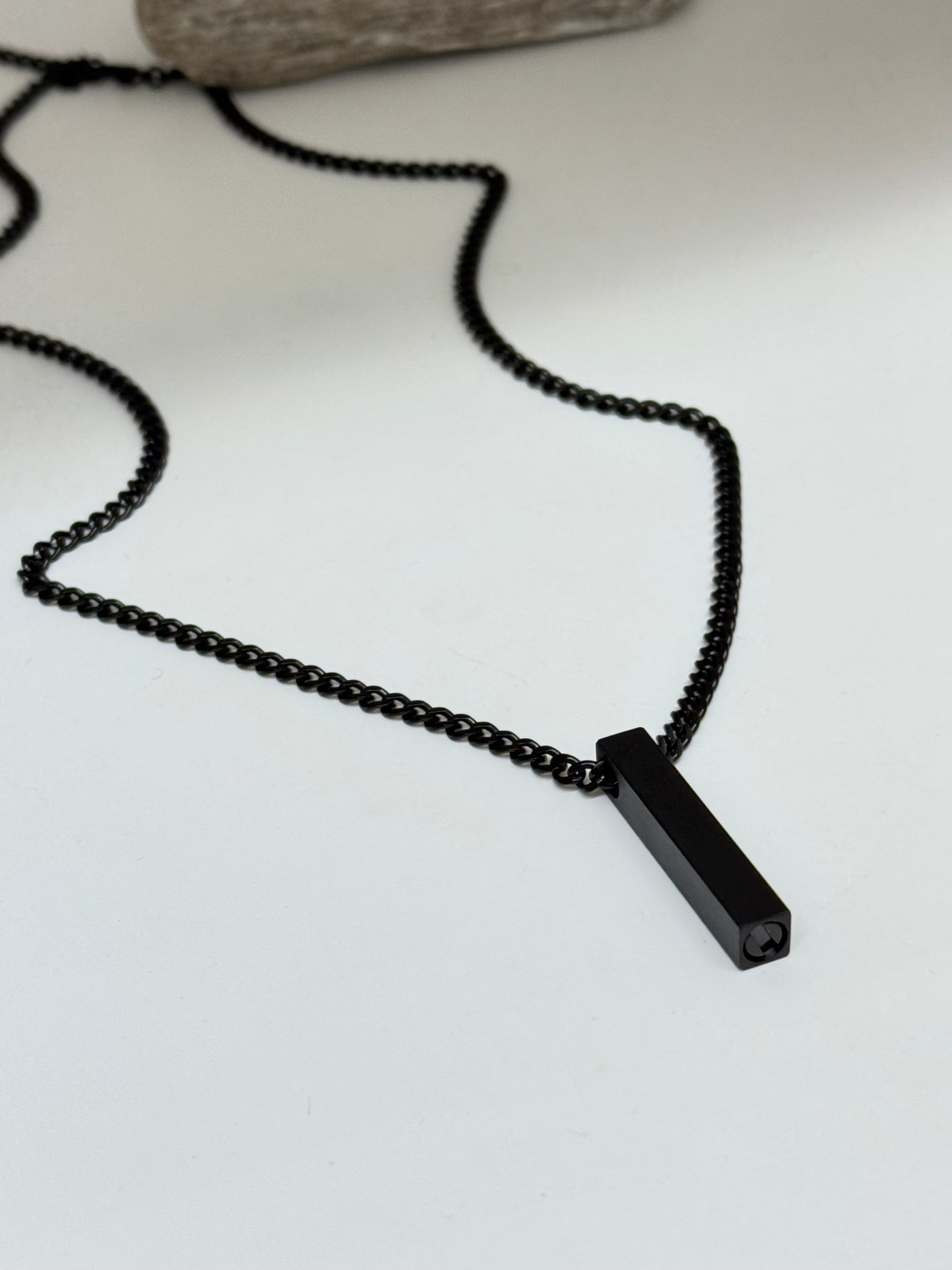 Collier pendentif Urne en acier noir dessiné à Montréal