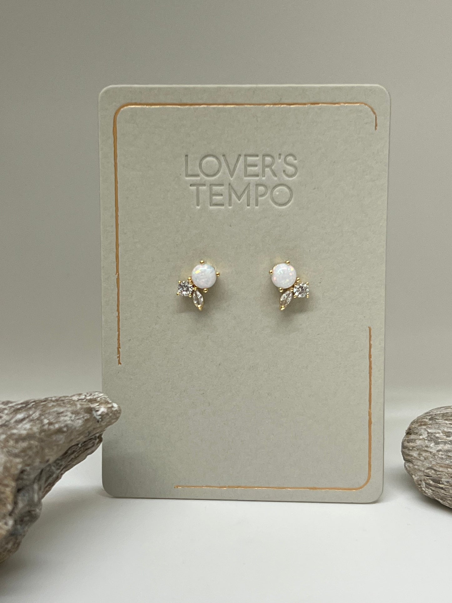 Boucles Adora stud earrings de Vancouver, dessinée à Vancouver 1SP22006-opl Lovers Tempo