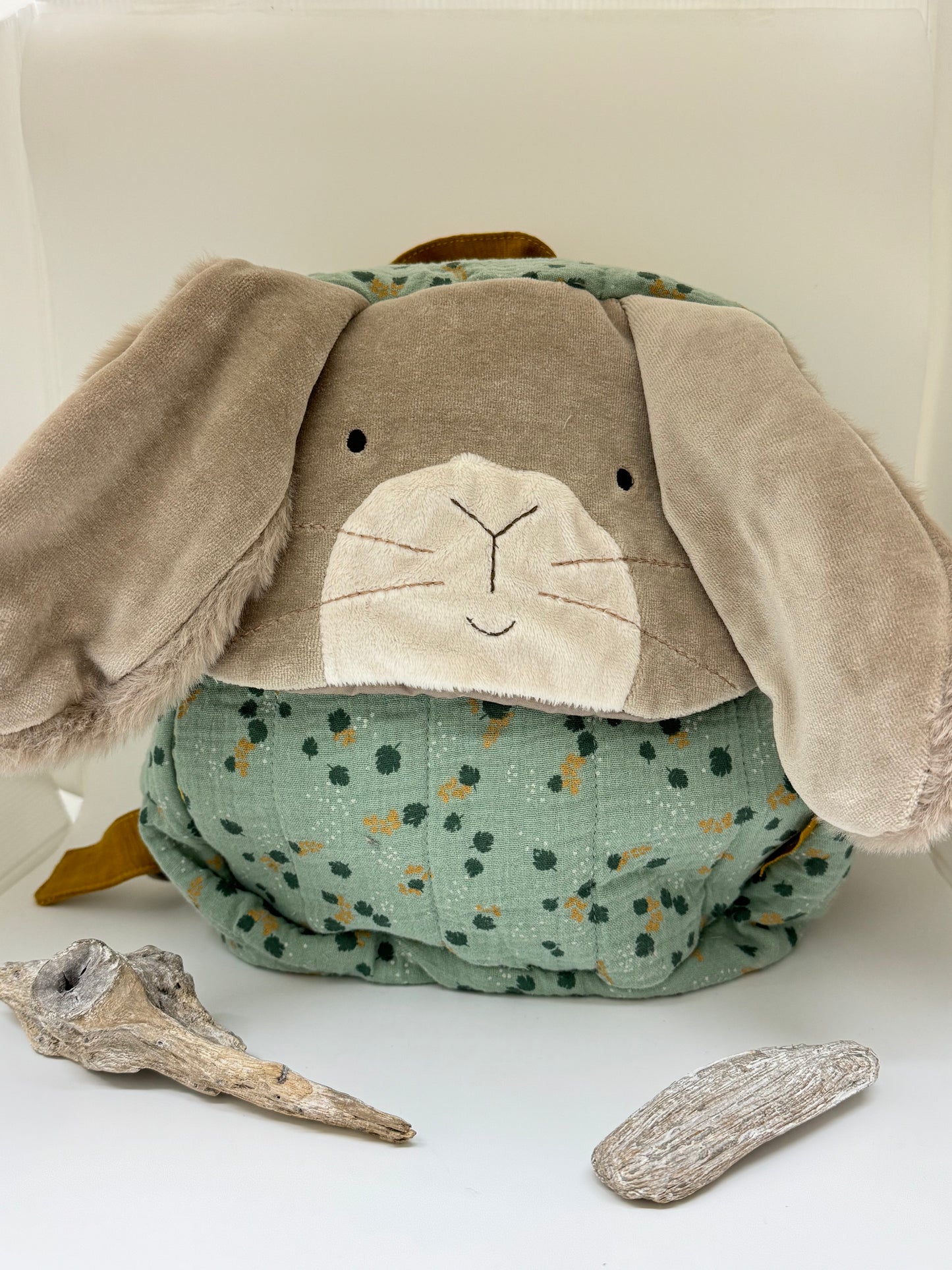 Sac à dos Lapin sage, peluche dessinée à Paris Moulin Roty 678070