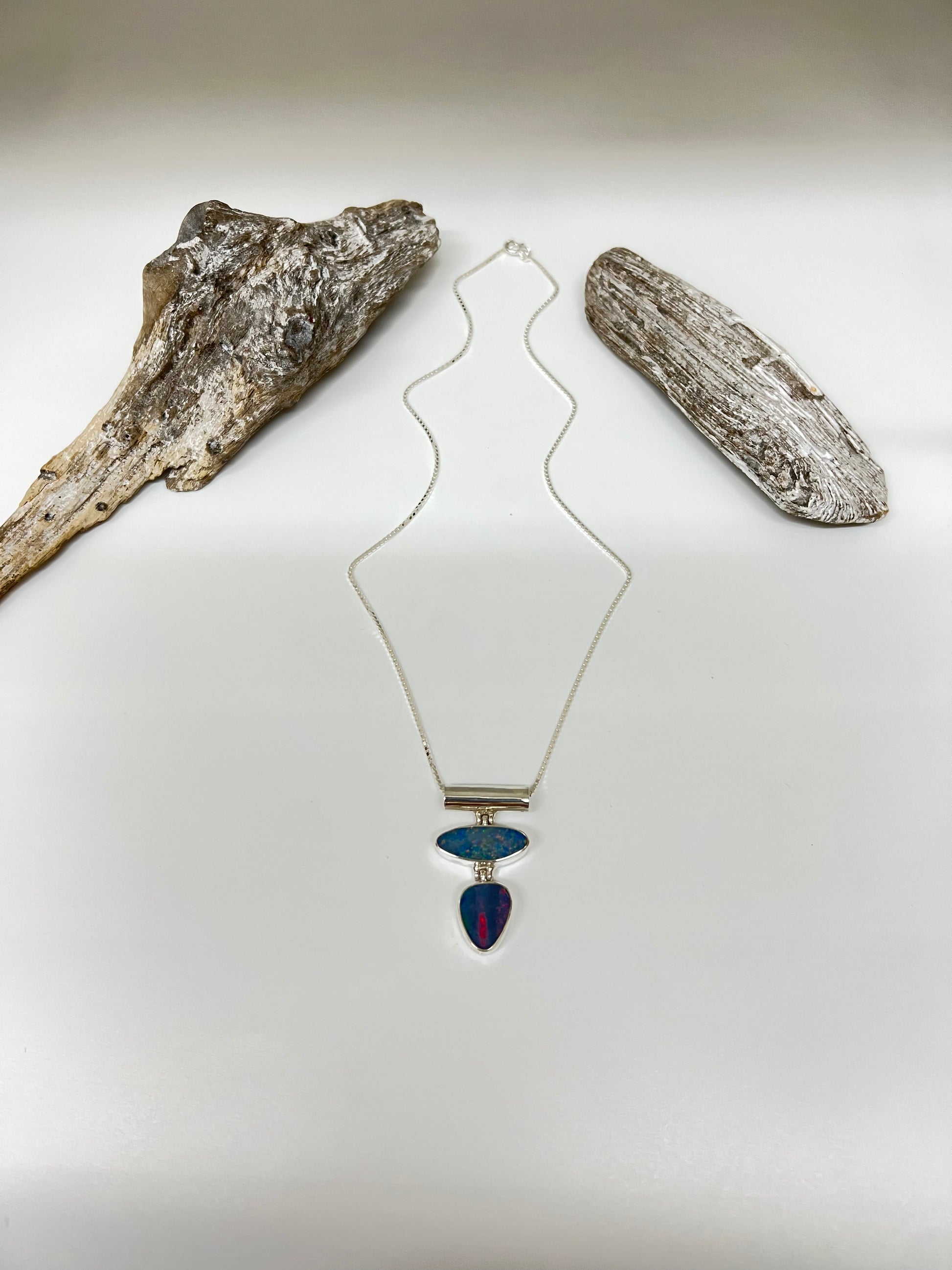  Chaine avec pendentif Opal  Dessinée à Montréal Orama Nidhi Pendentif Opal