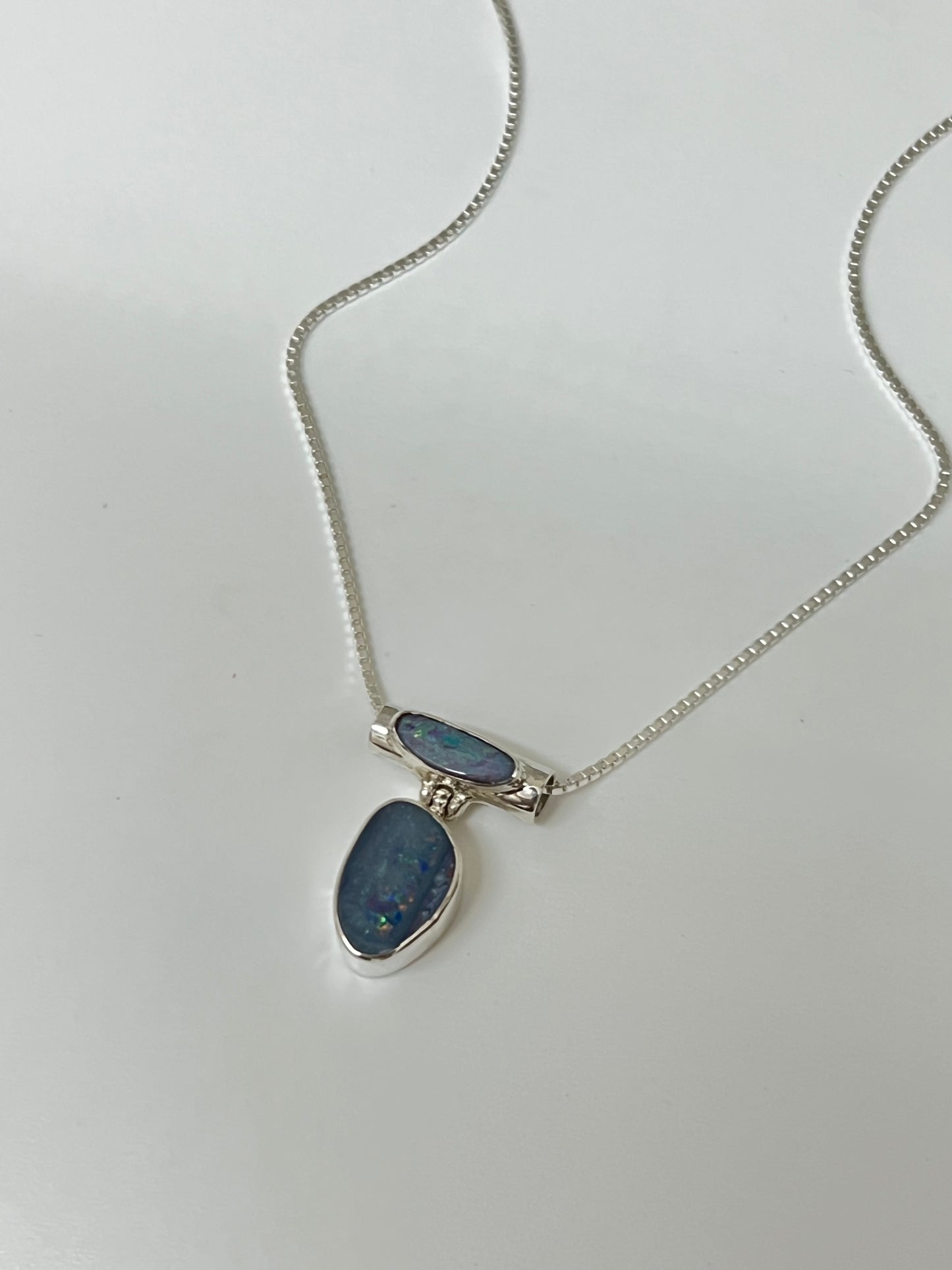 Chaine avec pendentif Opal  Dessinée à Montréal Orama Nidhi Pendentif Opal