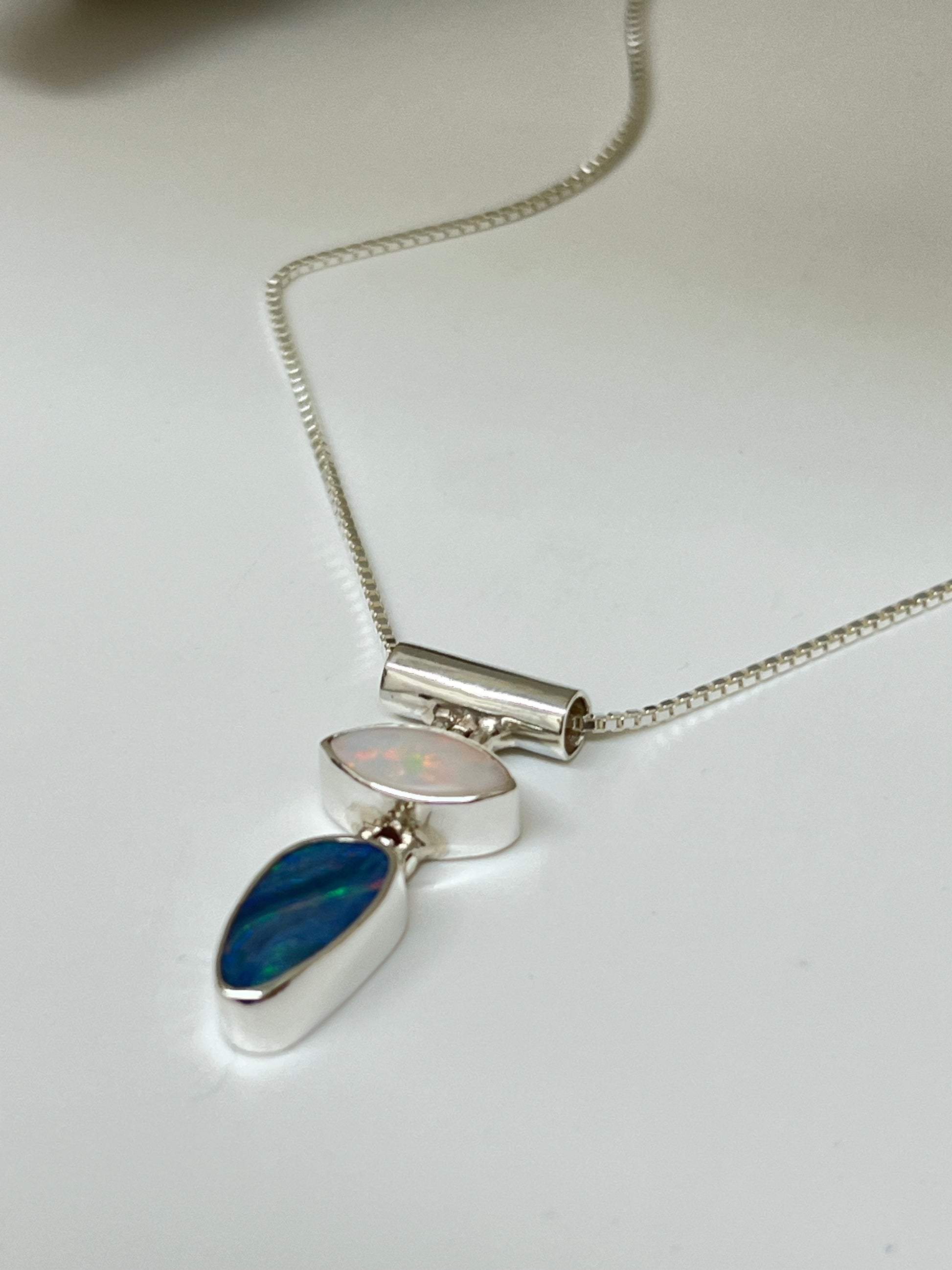 Chaine avec pendentif Opal  Dessinée à Montréal Orama Nidhi Pendentif Opal
