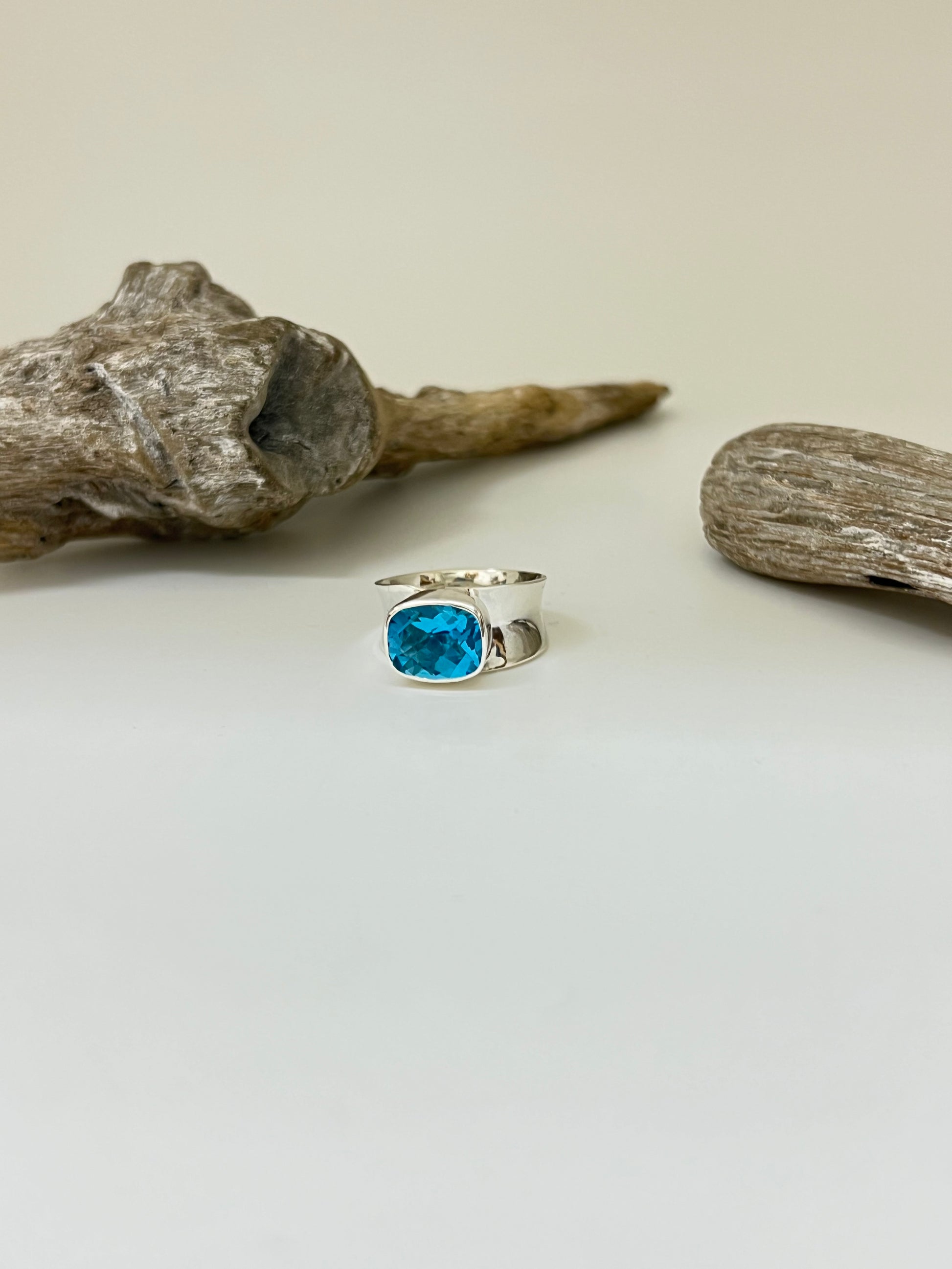 Bague Argent 925 et Topaz bleu Dessiné par Carole Morand de Montréal Topaz bleu