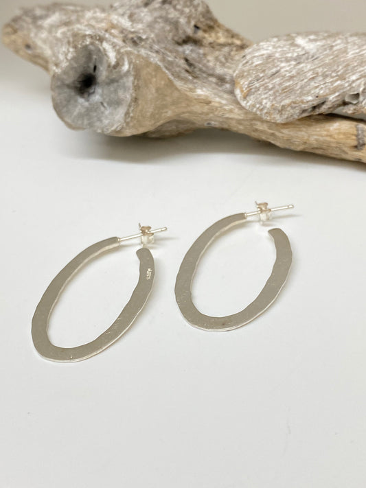 Small Hoops earrings, faites à la main à Winnipeg par Hilary Druxman. 27E3.9