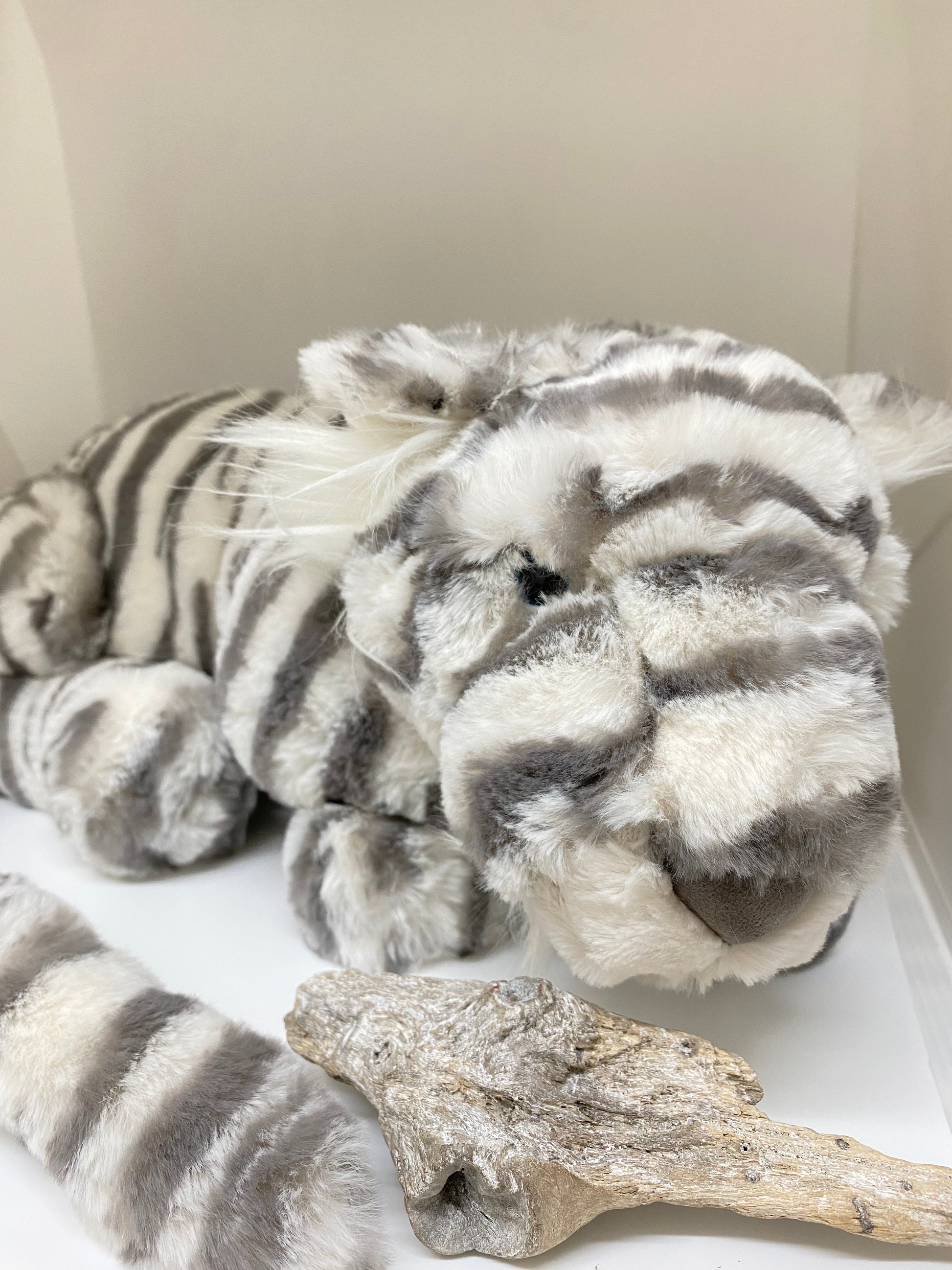 Sacha Snow Tiger Collection Jellycat de Londres. SAC1T