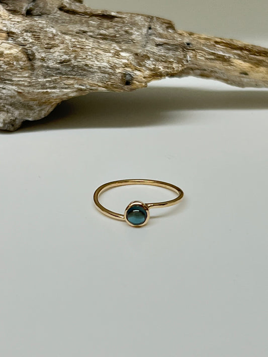 Mothers day stacking family ring Or 14 carats recyclé et topaz bleu  Fait en Outaouais W Jewellery