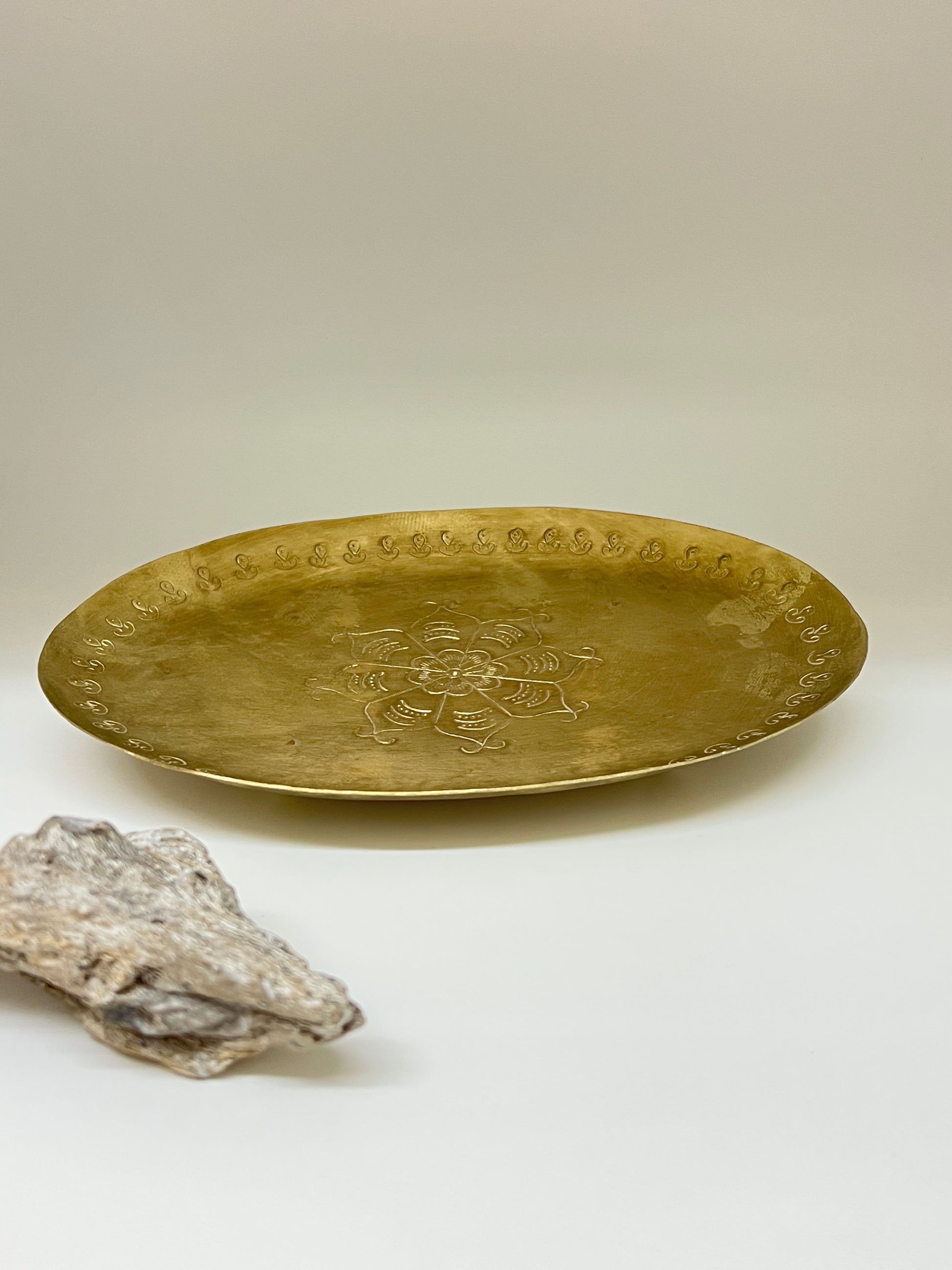 Assiette Ovale métallique antique Fait main en Inde décorationAssiette Ovale métallique antique Fait main en Inde décoration