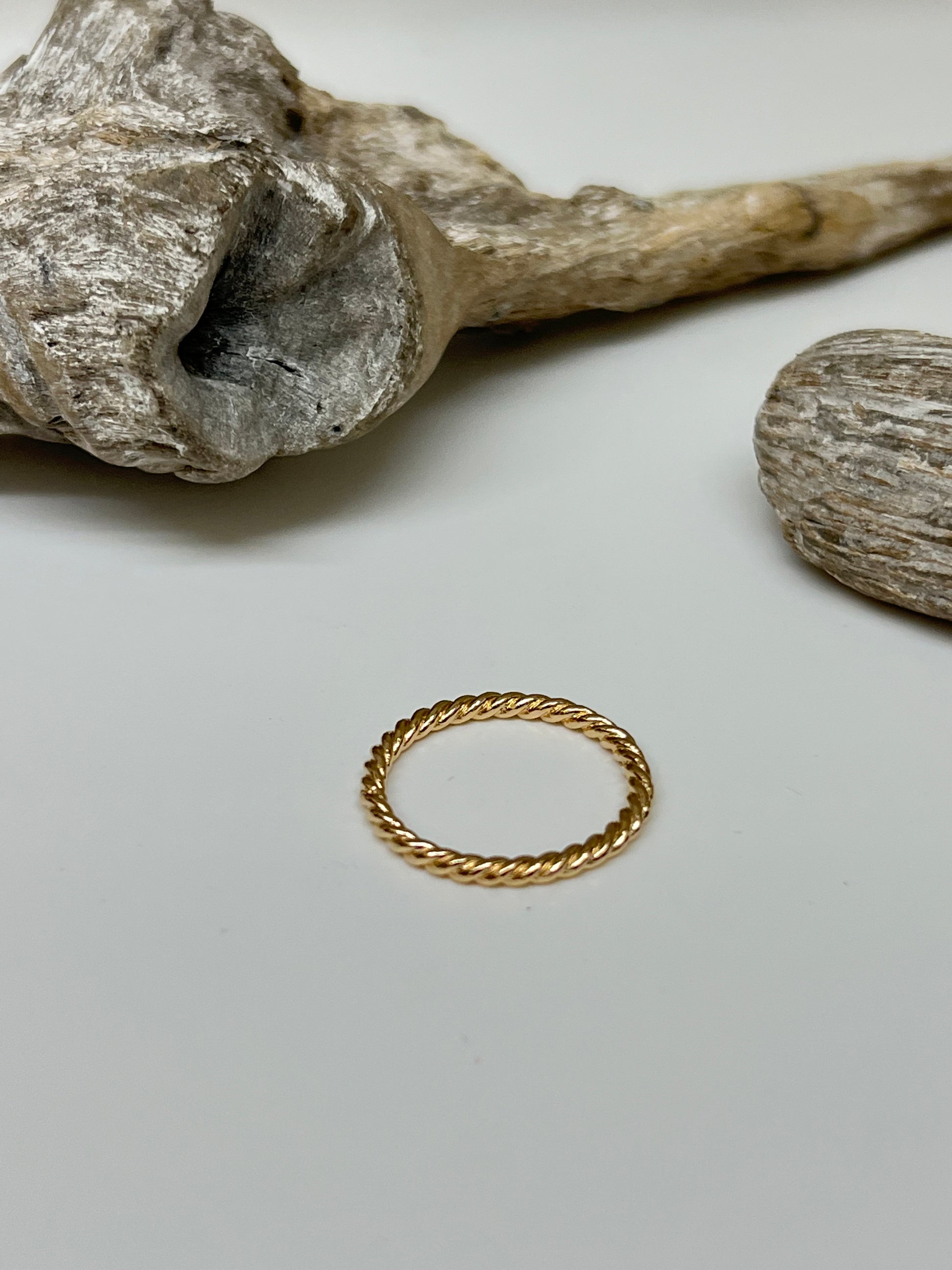 Braided Ring  or  Fait à Montréal Treasure Box Bague tressée