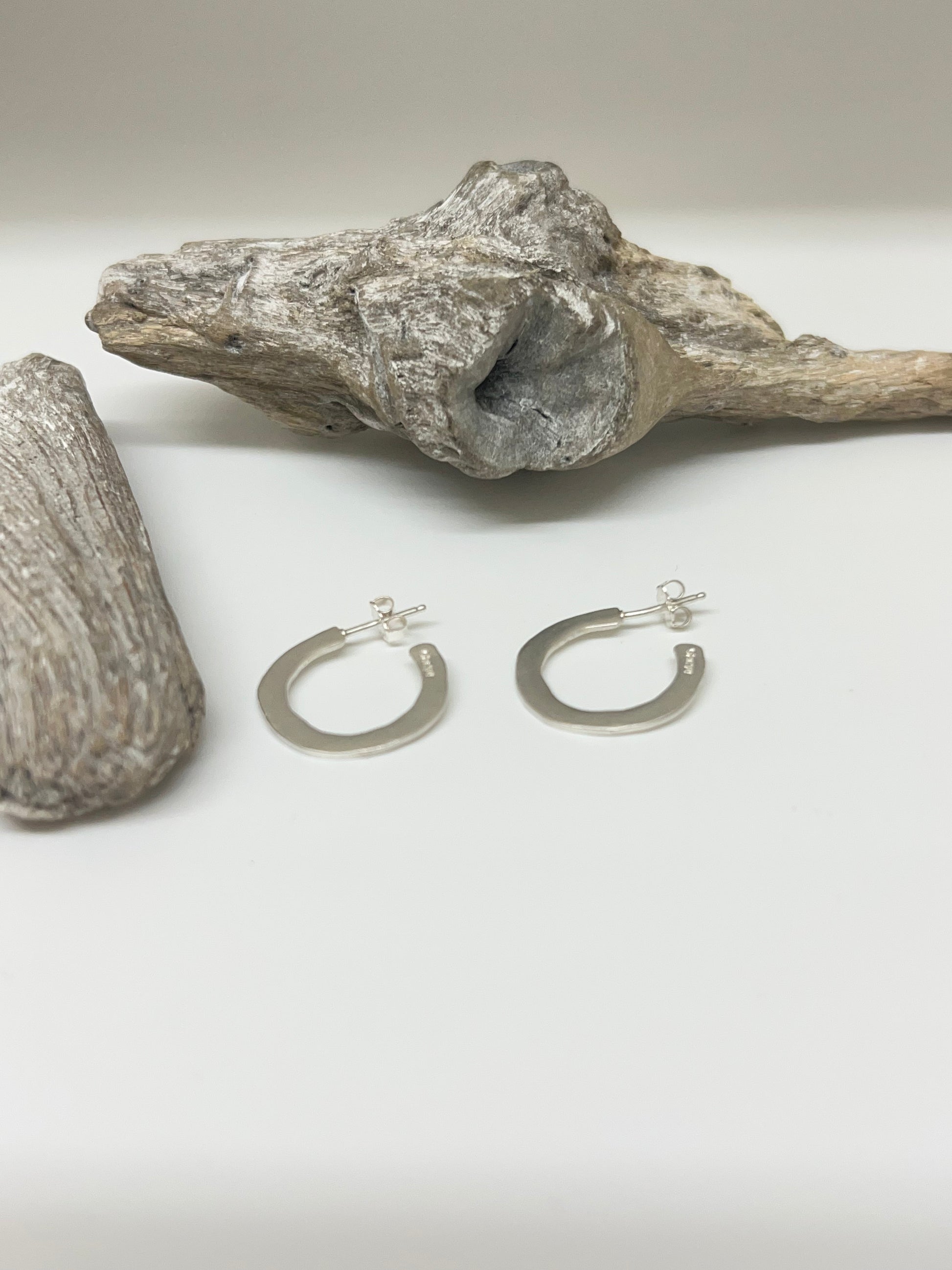 Small Hoops earrings fait main à Winnipeg par Hilary Druxman 27e3.6