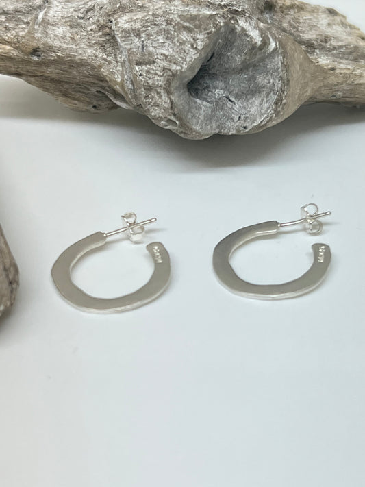 Small Hoops earrings fait main à Winnipeg par Hilary Druxman 27e3.6