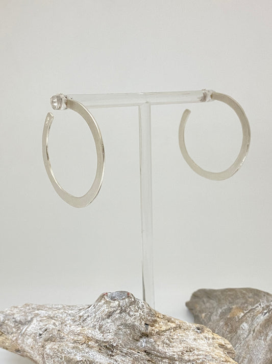 Medium Hoops earrings, fait main à Winnipeg par Hilary Druxman. 27E3.7